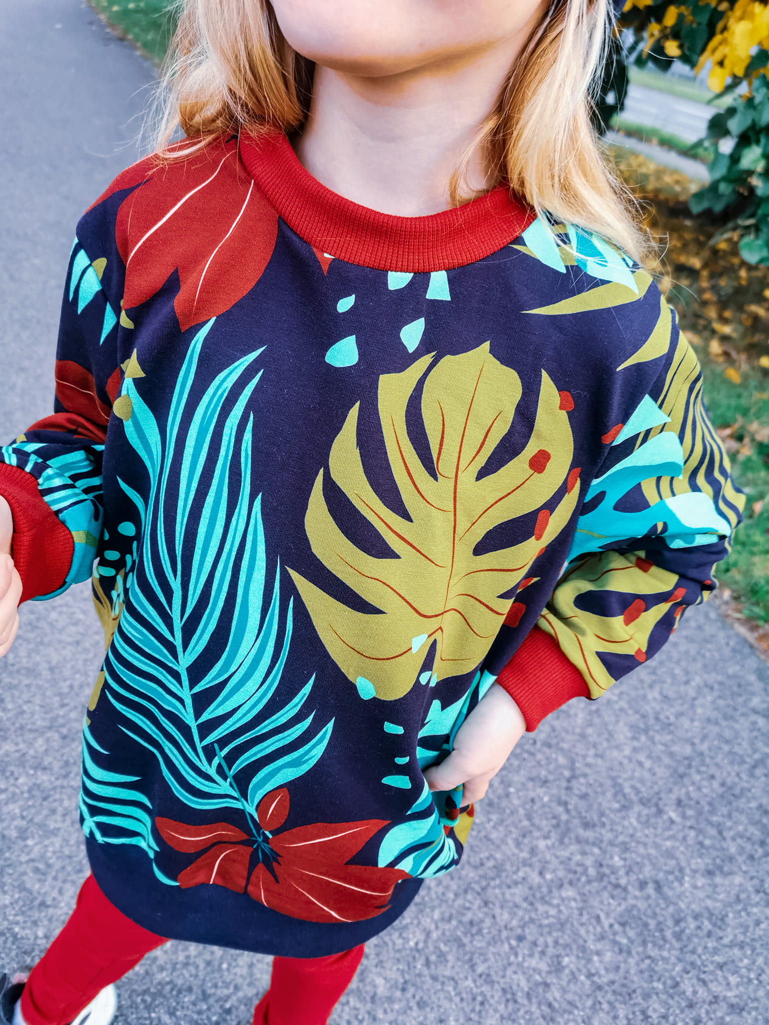 Exotic leaves on navy blue kupon 1,2 m - obrazek 3
