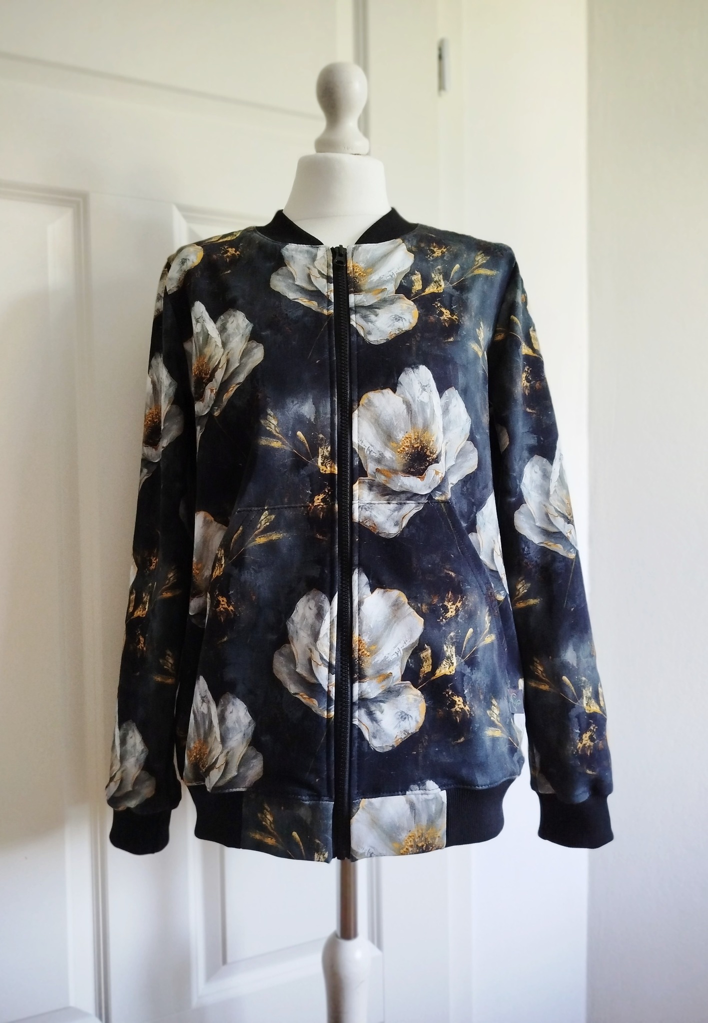 Jersey White Grey Peony with gold on dark - obrazek 4